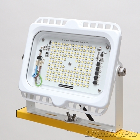 LED 60WX2개 투광기 부착 워킹라이트(삼발이 부착 이동형 등기구 완벽한 방수 등급)